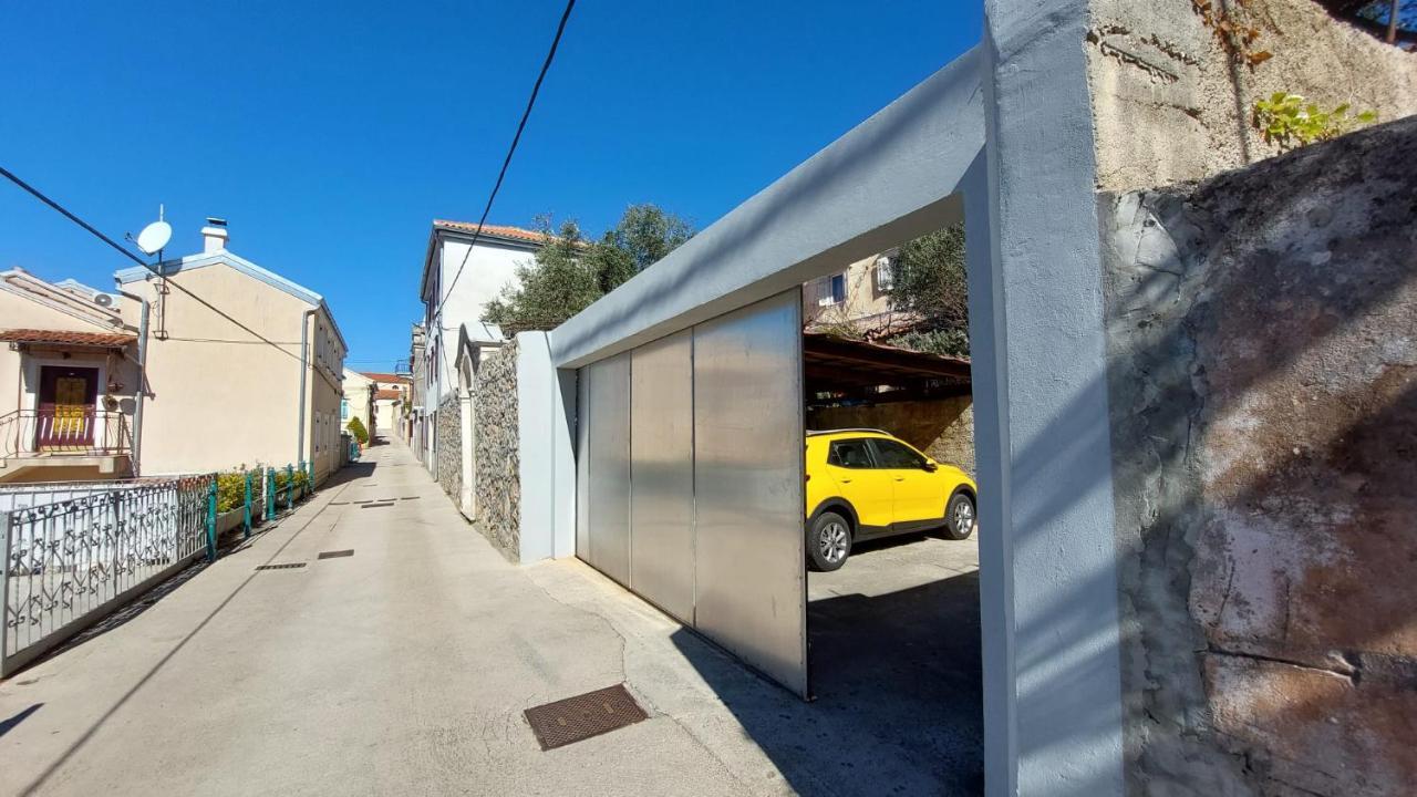 Apartman Kristina And Free Parking Mali Lošinj Екстериор снимка